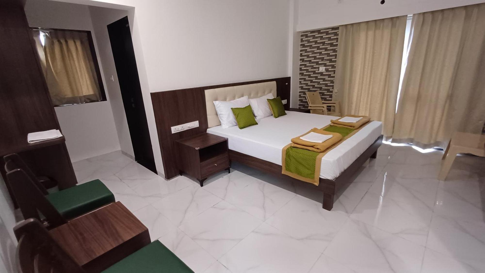 Papa House Aparthotel Karandi Khurd Exterior photo